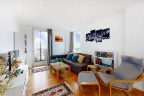Lovely 2 bedroom flat with balcony in Stratford